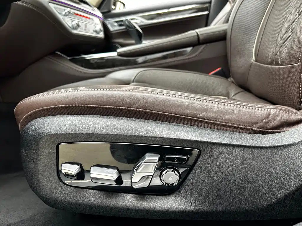 BMW 7 Series — миниатюра 7