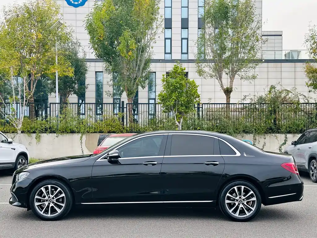 Mercedes-Benz E-Class — миниатюра 3