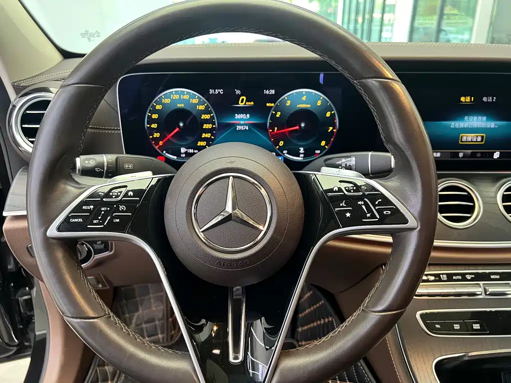 Mercedes-Benz E-Class — миниатюра 9