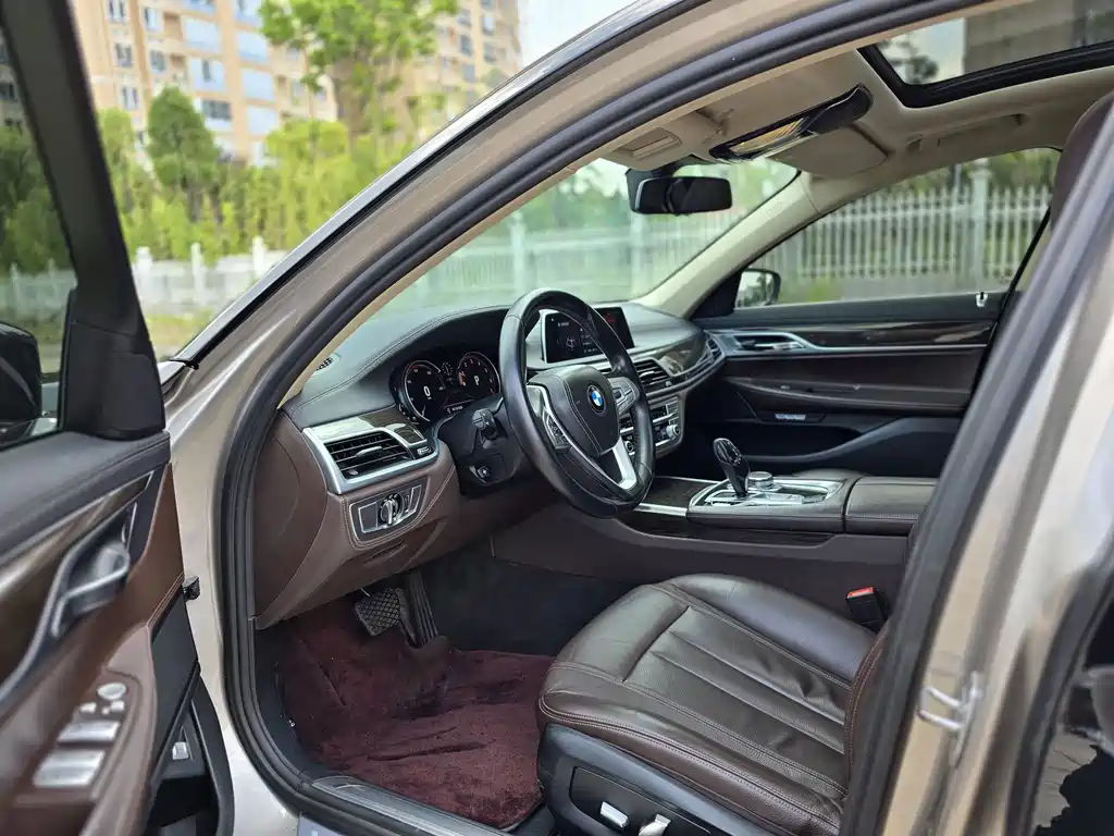 BMW 7 Series — миниатюра 6