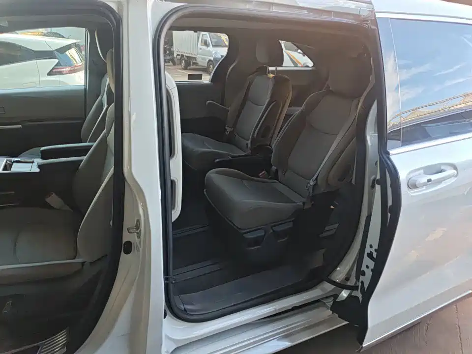 Toyota Sienna — миниатюра 6