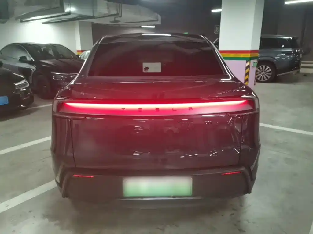 Tesla Model Y — миниатюра 6