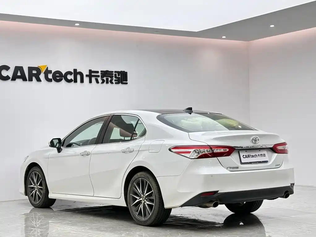 Toyota Camry — миниатюра 3
