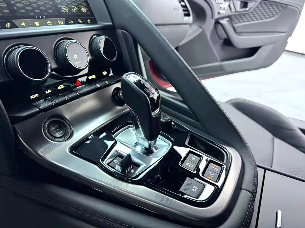 Jaguar F-Type 2024 P300 75