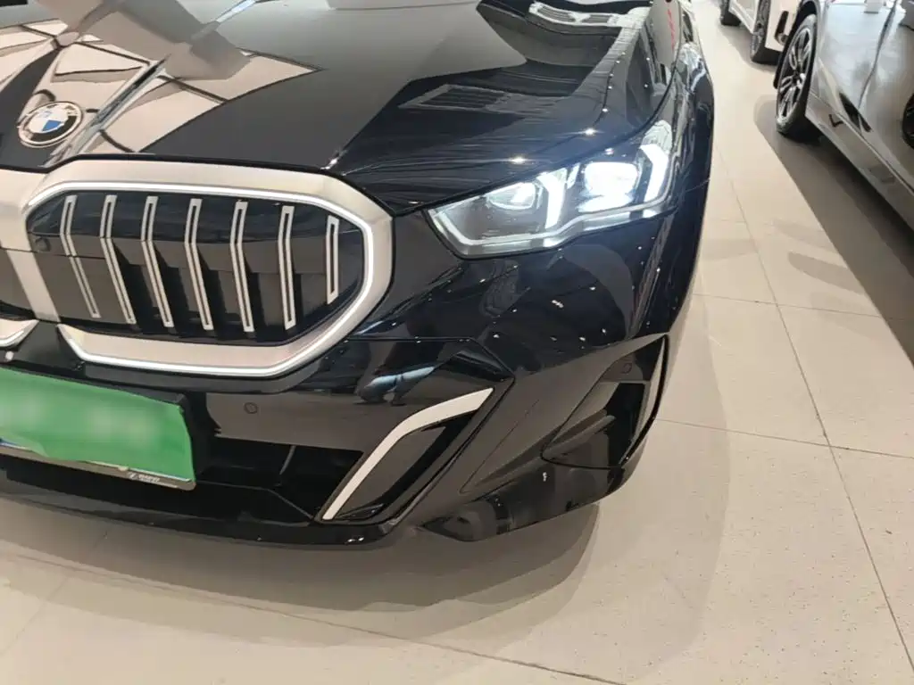 BMW 5 Series — миниатюра 24