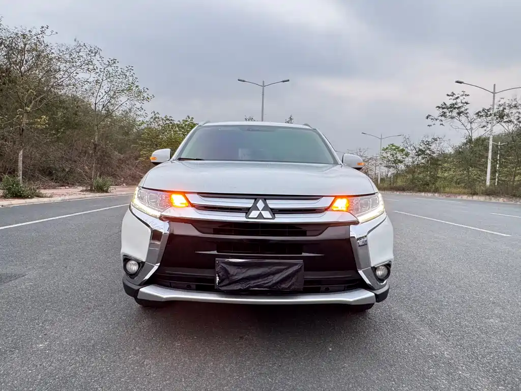 MITSUBISHI OUTLANDER