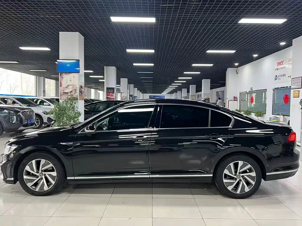 VOLKSWAGEN MAGOTAN GTE PLUG IN HYBRID