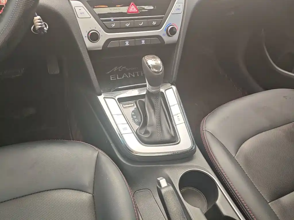 Hyundai Elantra — миниатюра 10