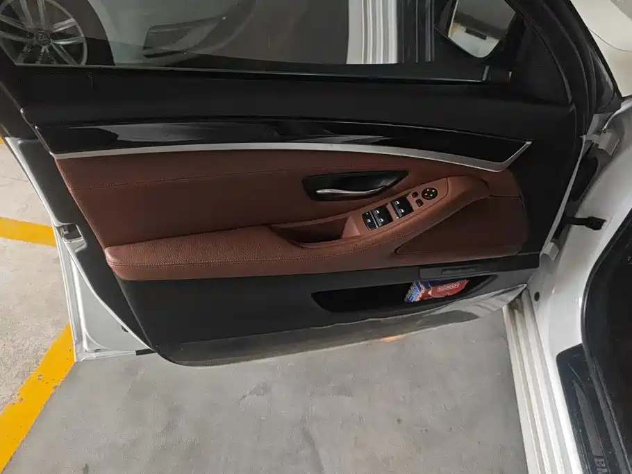 BMW 5 Series — миниатюра 7