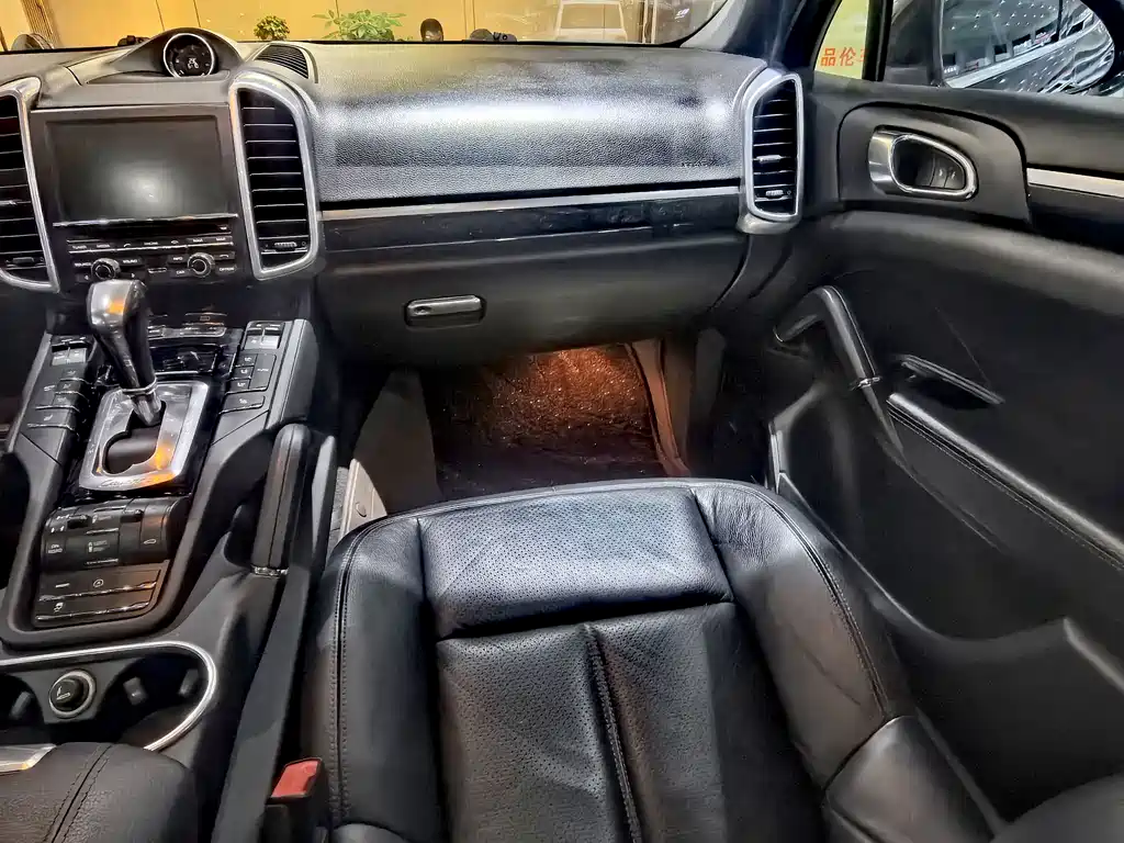 Porsche Cayenne — миниатюра 7