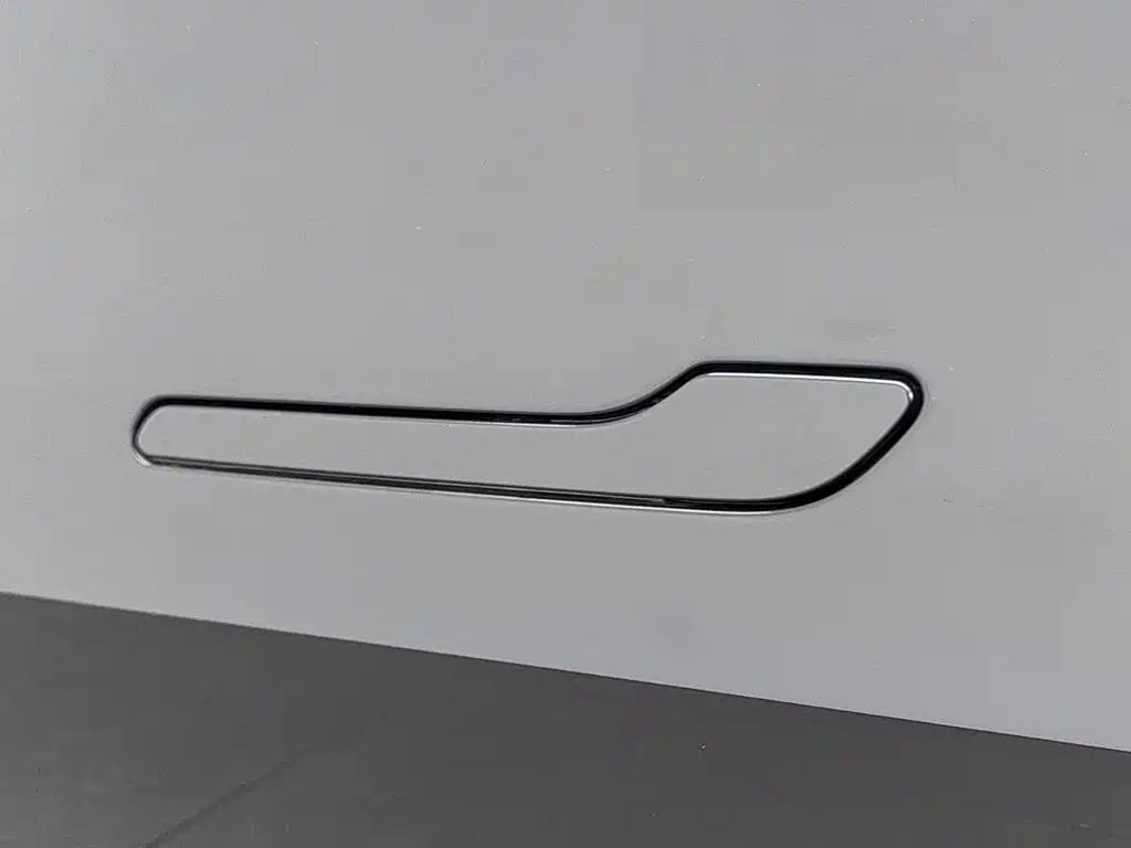 Tesla Model Y — миниатюра 18
