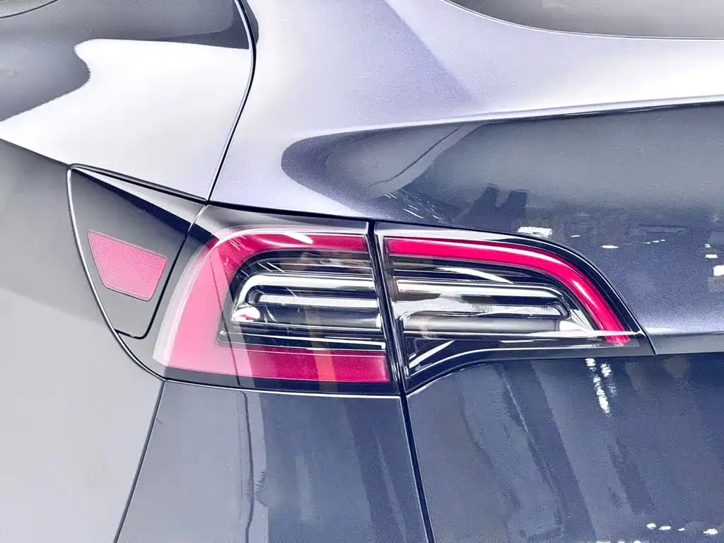 Tesla Model Y — миниатюра 18