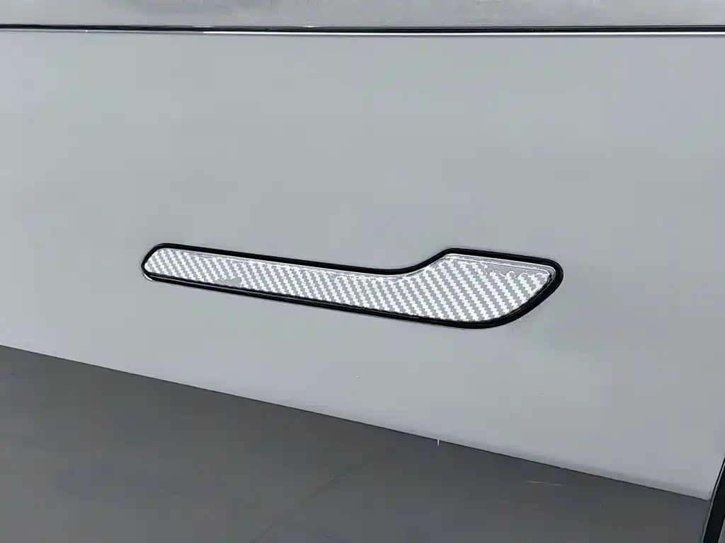 Tesla Model 3 — миниатюра 18