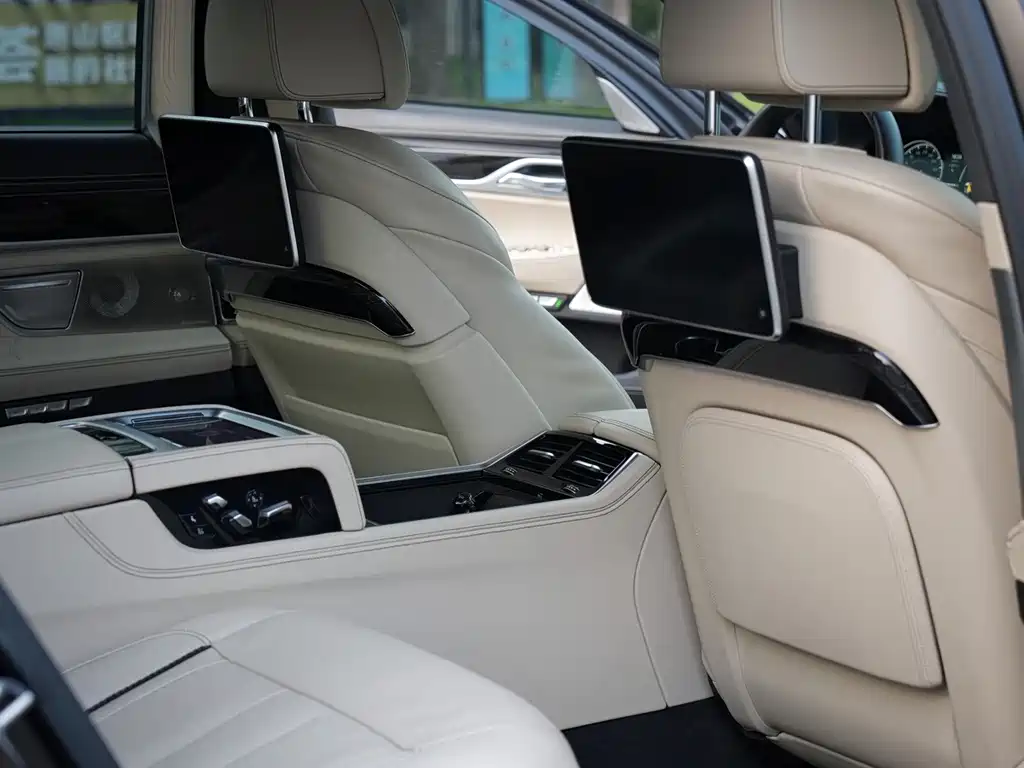 BMW 7 Series — миниатюра 6