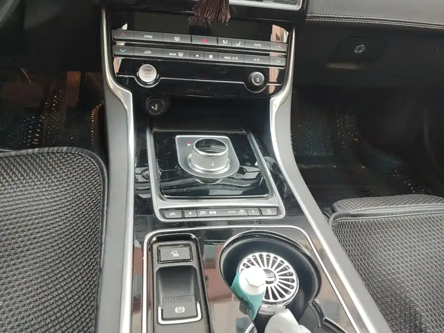 Jaguar XE — миниатюра 15