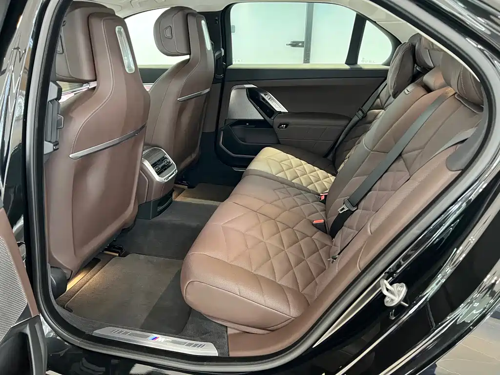 BMW i7 — миниатюра 12