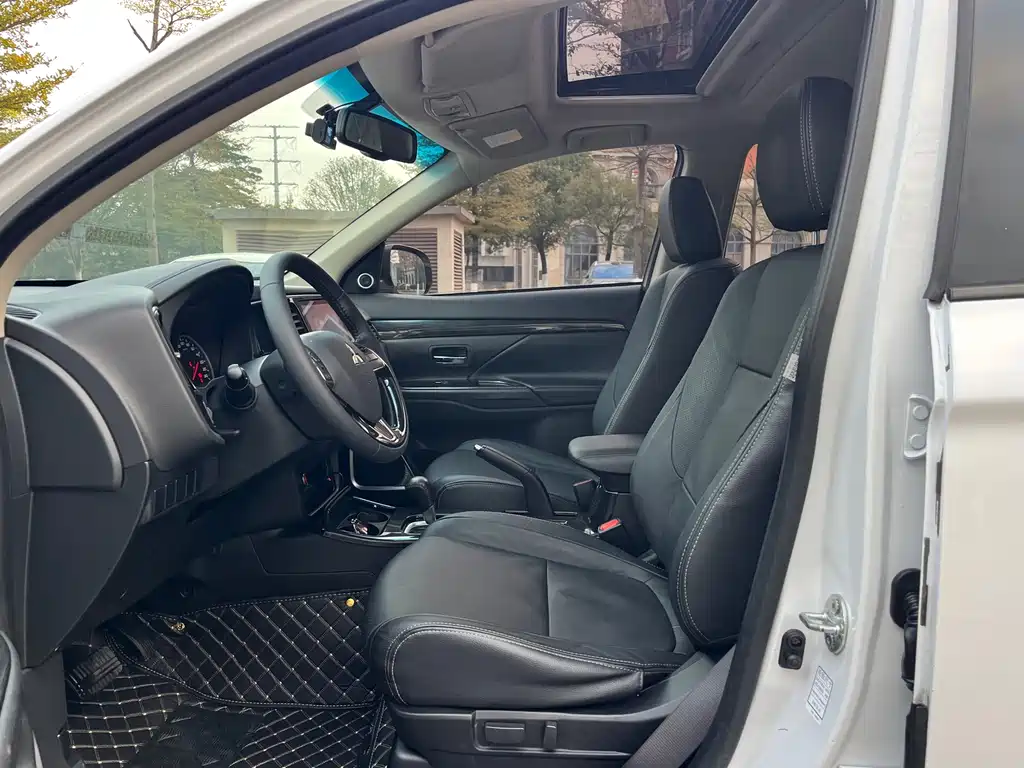 MITSUBISHI OUTLANDER