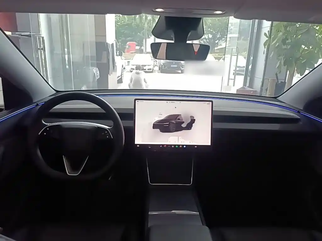 Tesla Model Y — миниатюра 10
