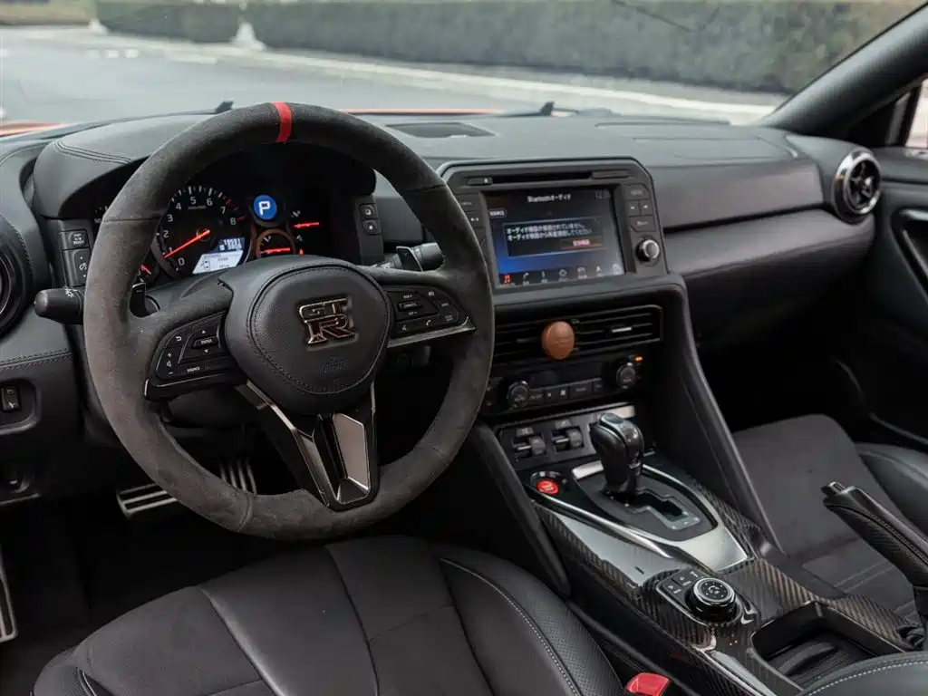 Nissan GT-R - фото 11