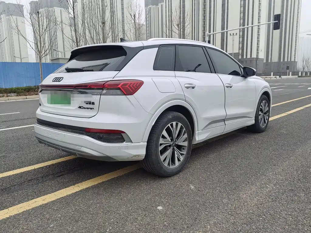 AUDI Q4 E TRON