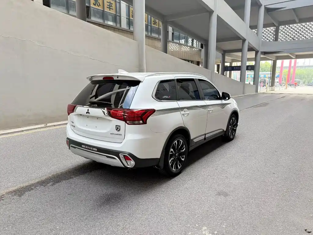 Mitsubishi Outlander — миниатюра 6