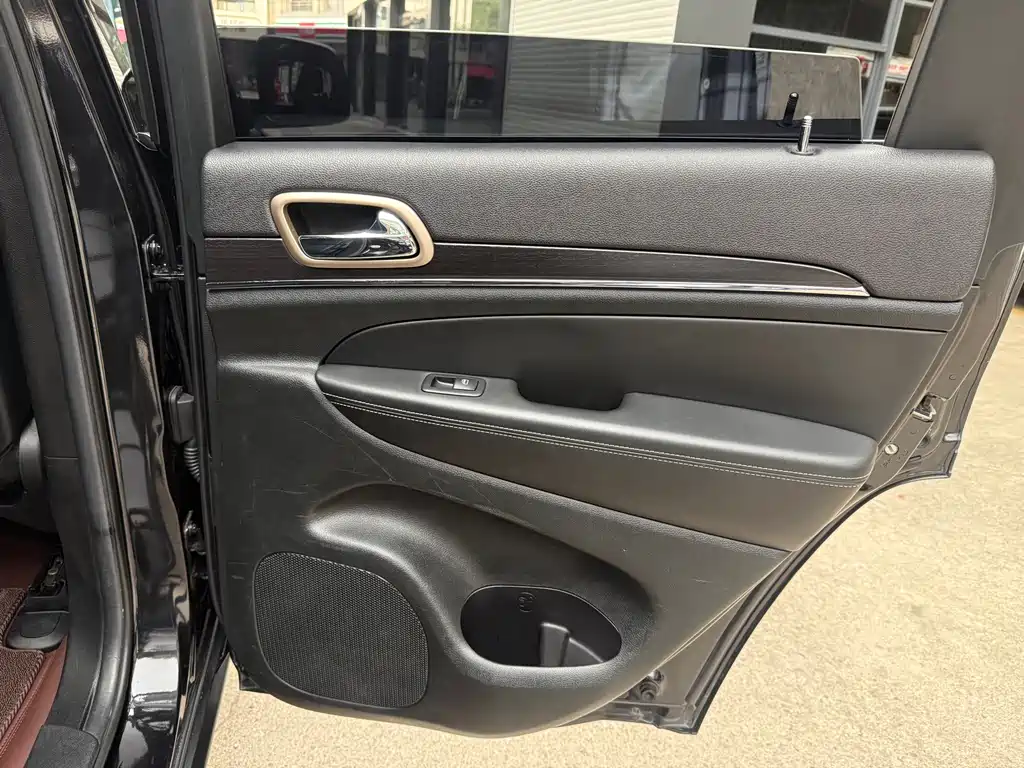 Jeep Grand Cherokee (Import) — миниатюра 28