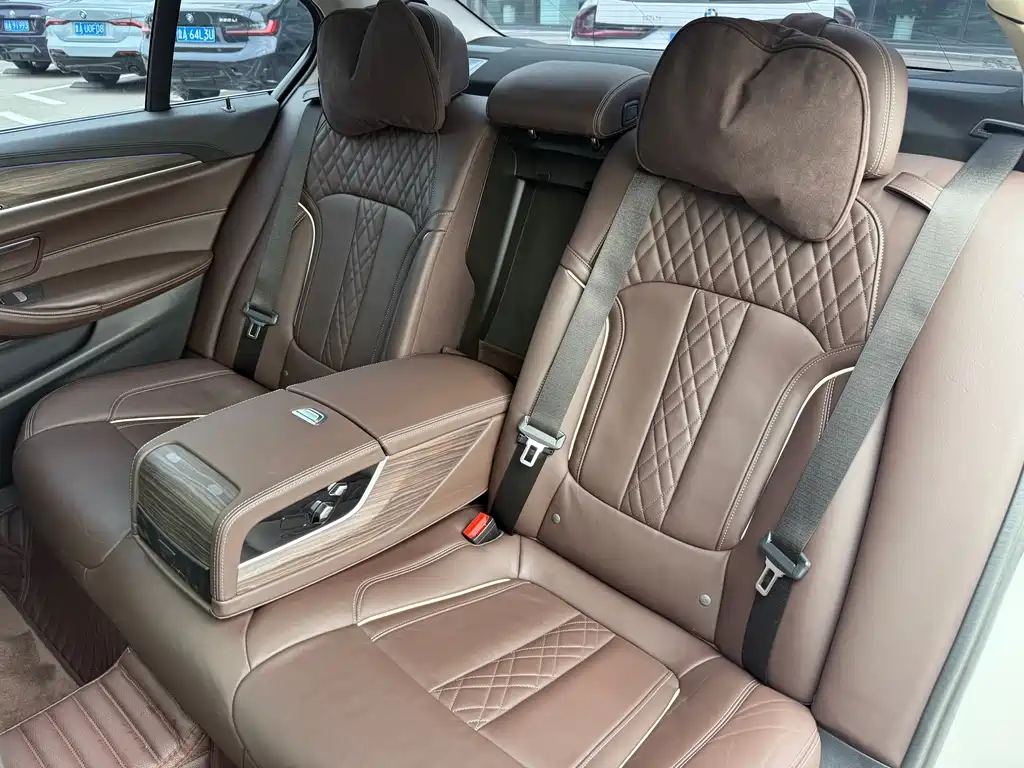 BMW 5 Series — миниатюра 15