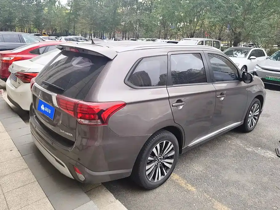 Mitsubishi Outlander — миниатюра 3