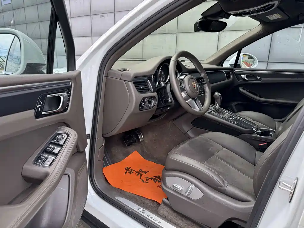 PORSCHE MACAN