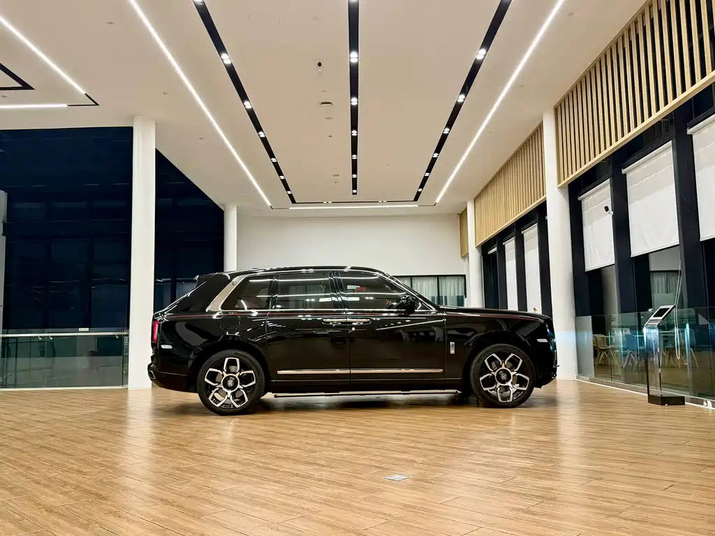 Rolls-Royce Cullinan 2024 мест