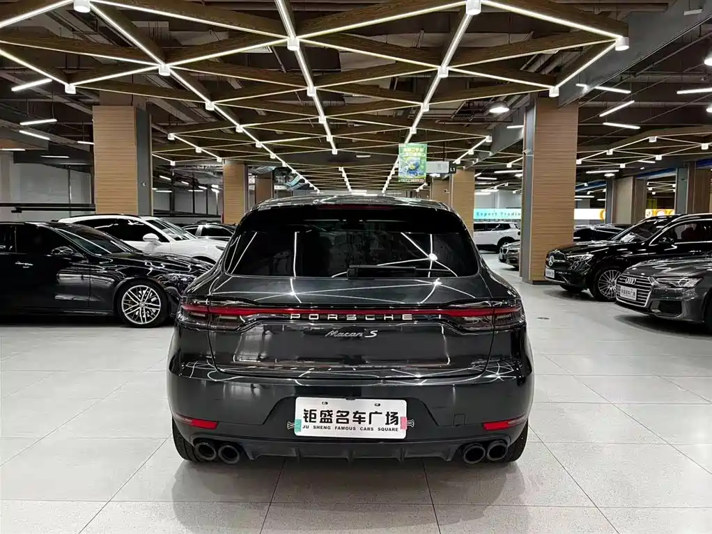 PORSCHE MACAN