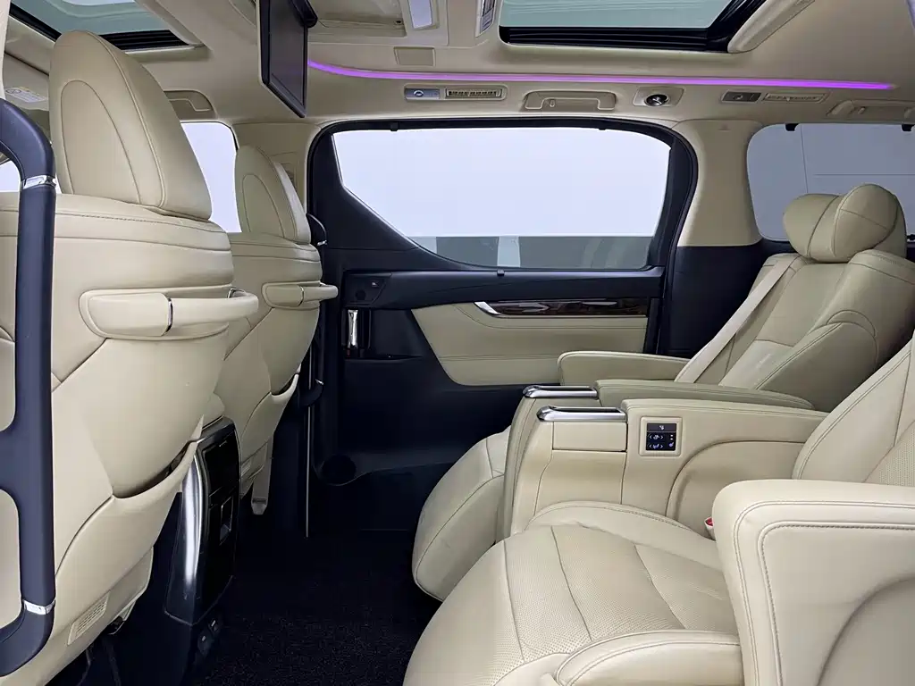 Toyota Alphard — миниатюра 9