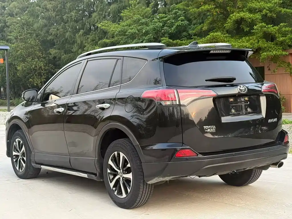 Toyota RAV4 — миниатюра 8