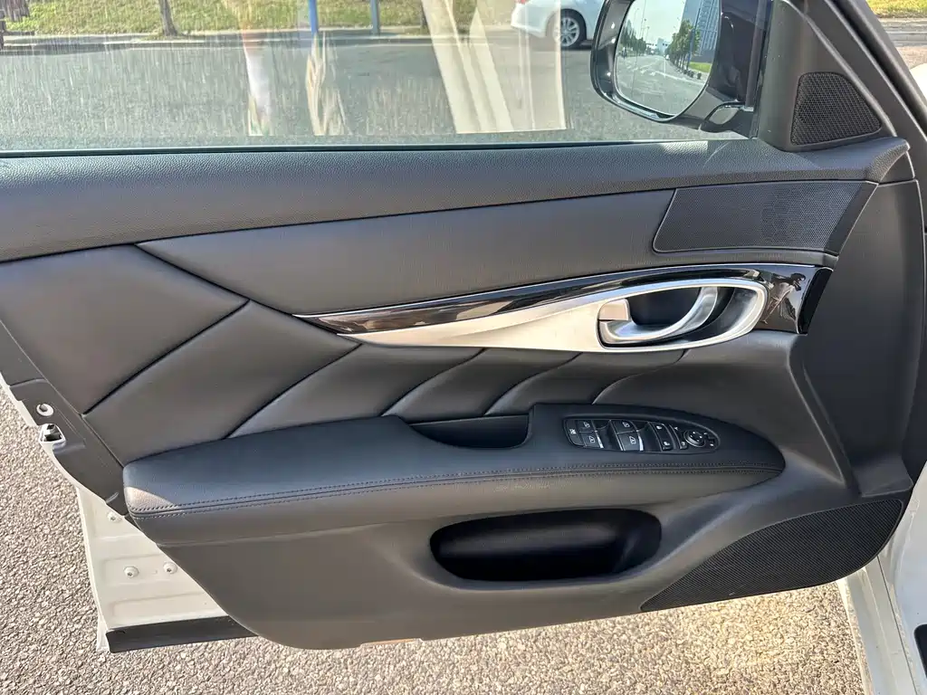 Infiniti Q70 — миниатюра 10