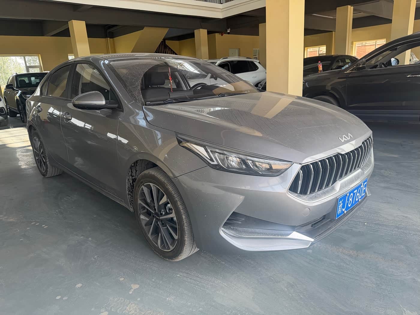 Kia K3 1.5 л 2022 г. Серебристо-серый, пробег 18000 км