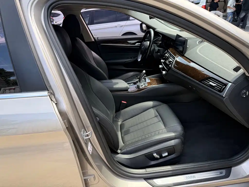 BMW 5 Series — миниатюра 12