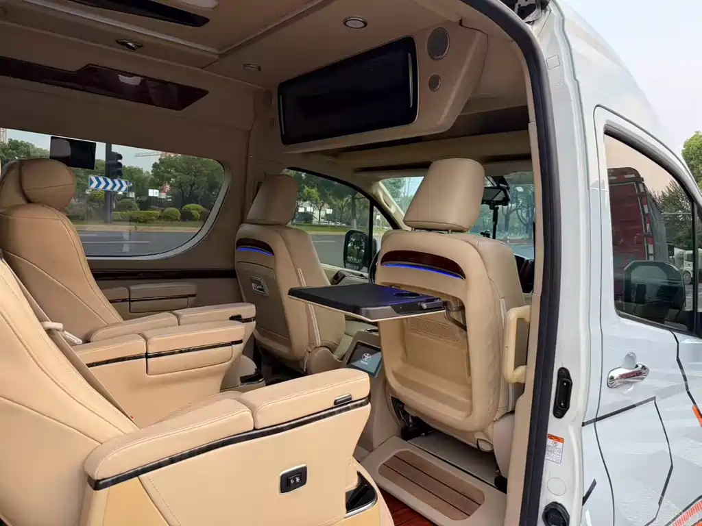Toyota HiAce 2021 3.5L AT