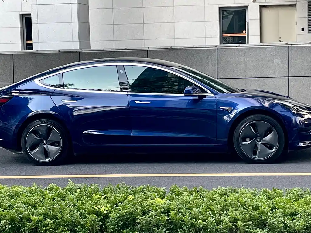 Tesla Model 3 — миниатюра 18