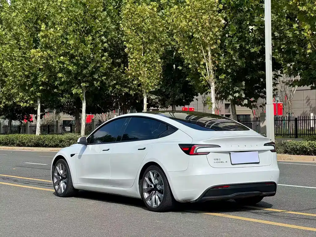 Tesla Model 3 — миниатюра 9