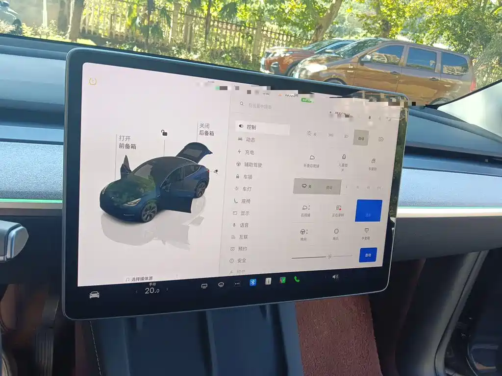 Tesla Model Y — миниатюра 12