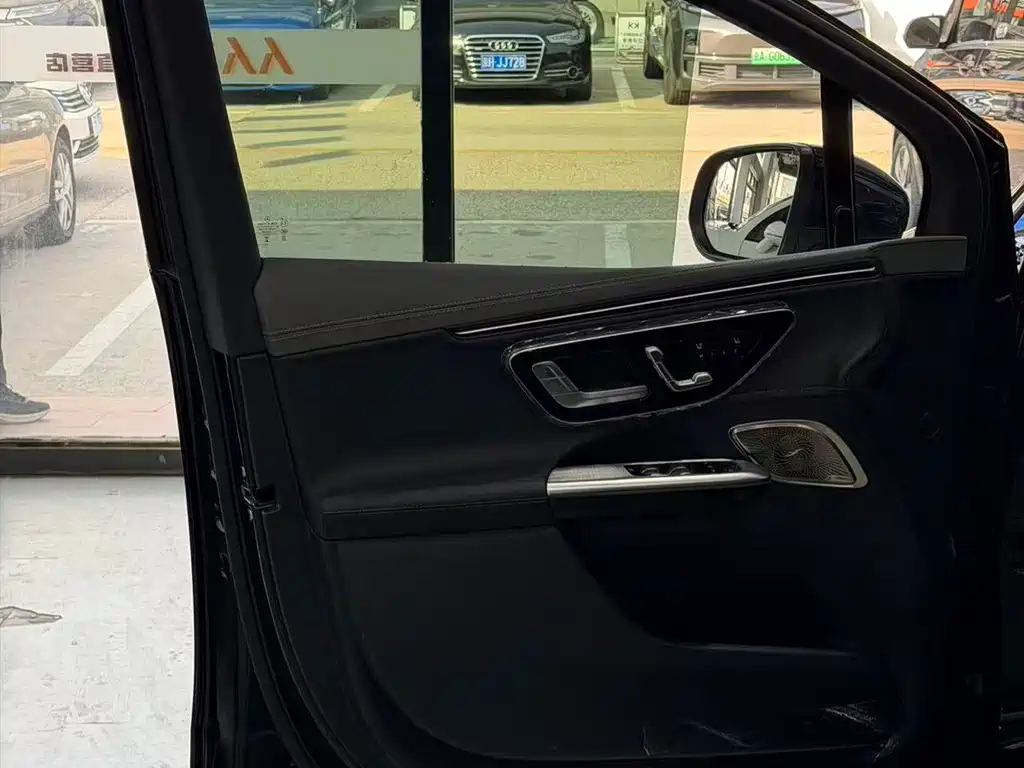 Mercedes-Benz EQE SUV — миниатюра 5