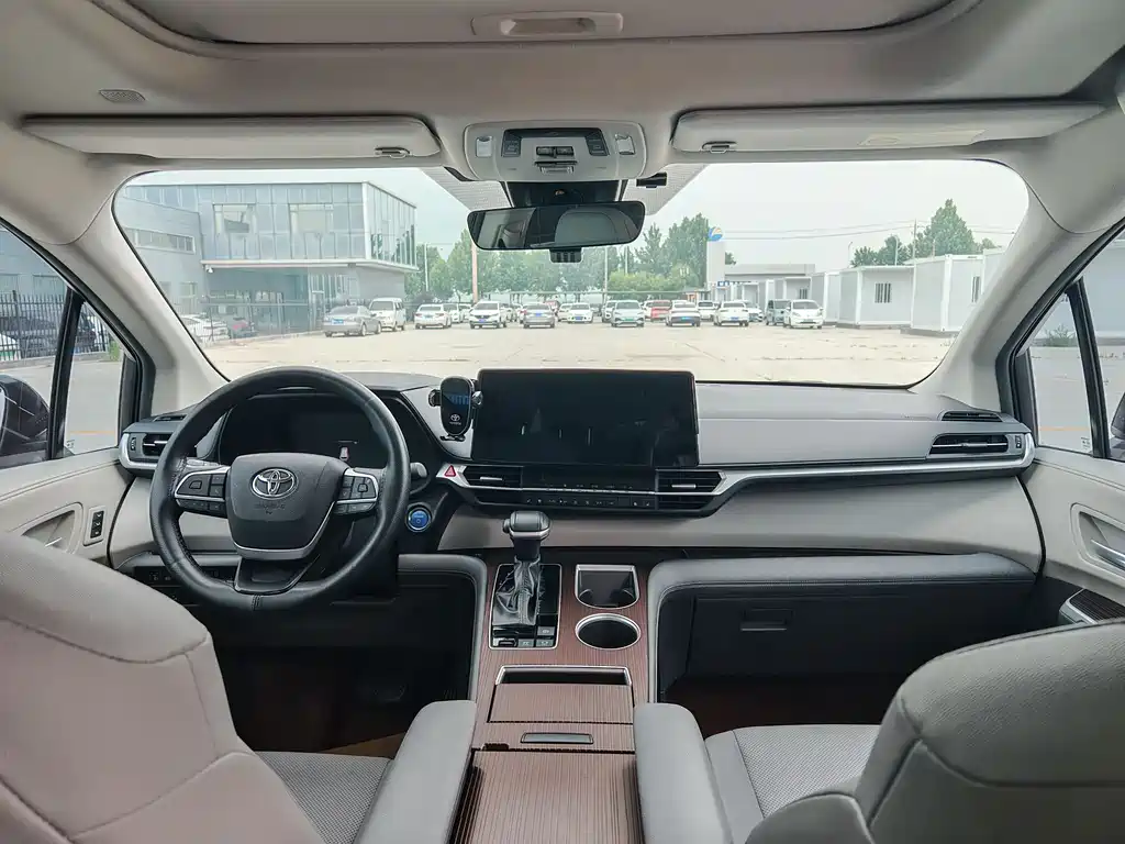 Toyota Granvia 2023 2.5L Luxury PLUS