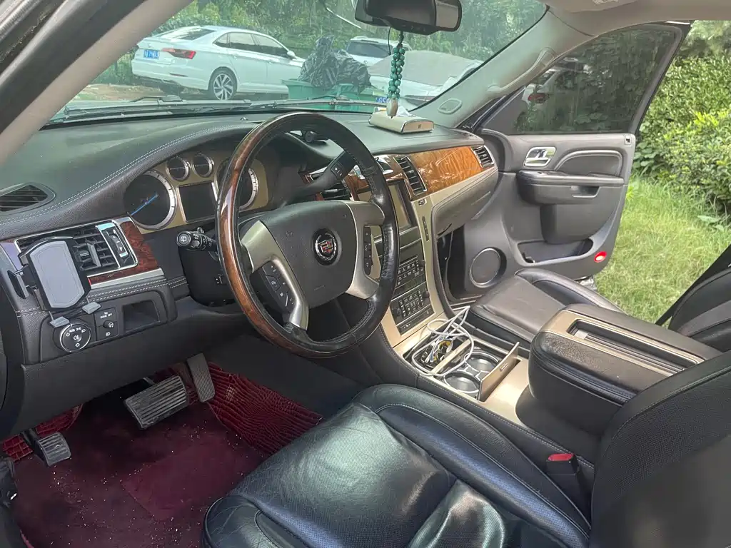 Cadillac Escalade — миниатюра 16
