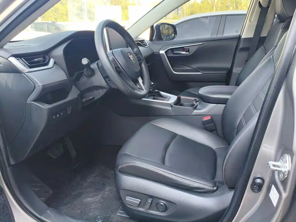 Toyota RAV4 — миниатюра 5