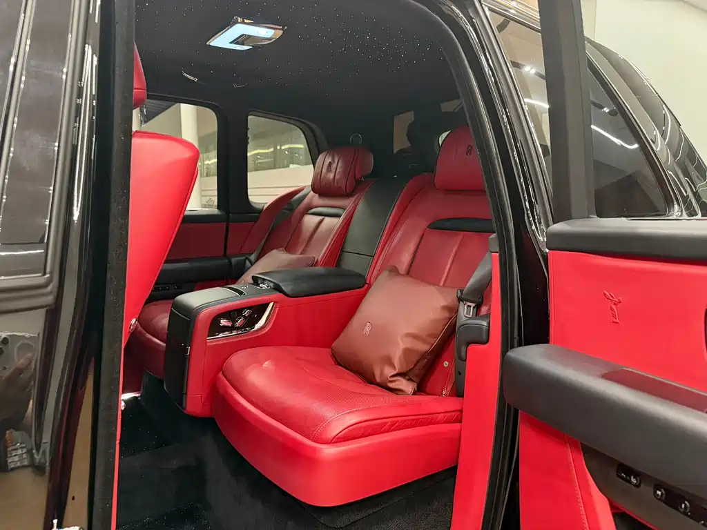 Rolls-Royce Cullinan 2024 мест