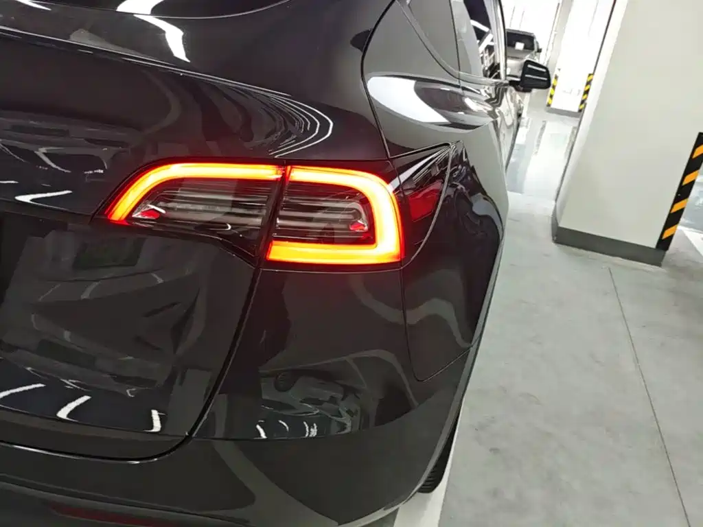 Tesla Model Y — миниатюра 8
