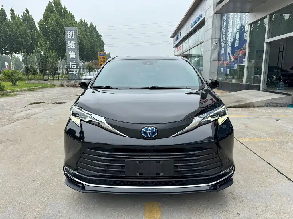 Toyota Sienna — миниатюра 2