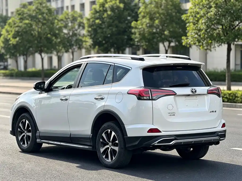 Toyota RAV4 — миниатюра 6