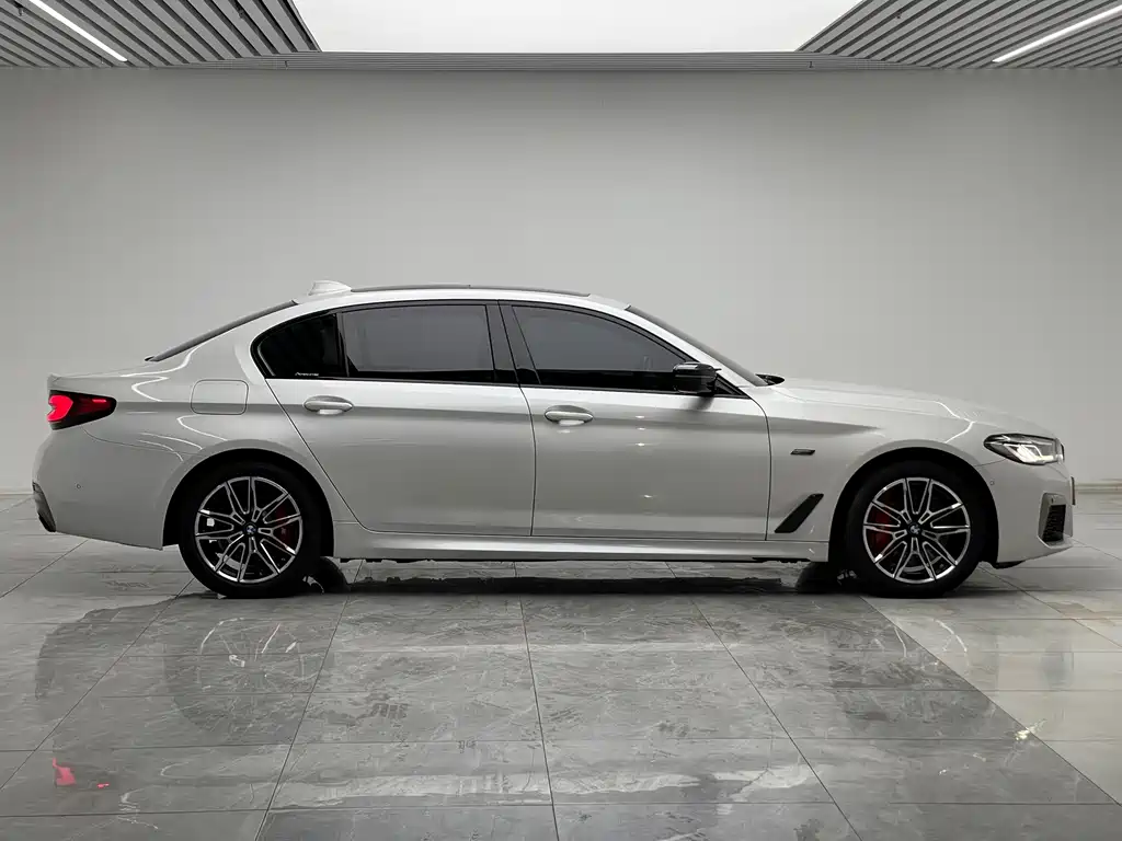 BMW 5 Series New Energy — миниатюра 8