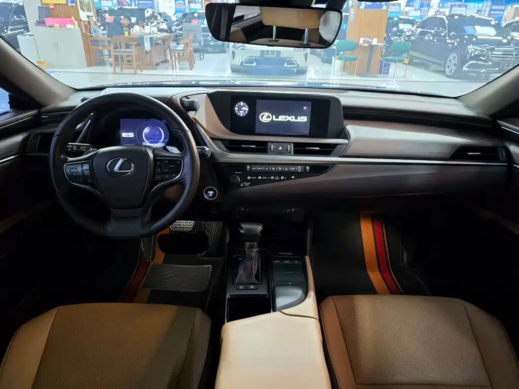 Lexus ES 2018 300h V